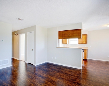 313 Queens Court S - Photo Thumbnail 1