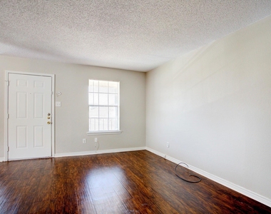 313 Queens Court S - Photo Thumbnail 3