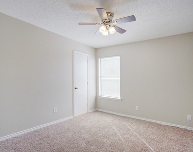 313 Queens Court S - Photo Thumbnail 9
