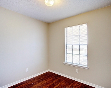 313 Queens Court S - Photo Thumbnail 4