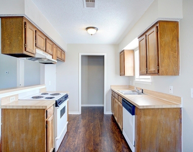 313 Queens Court S - Photo Thumbnail 7