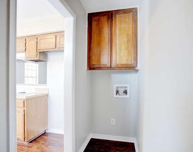 313 Queens Court S - Photo Thumbnail 8