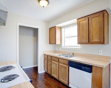 313 Queens Court S - Photo Thumbnail 6