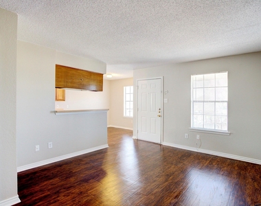 313 Queens Court S - Photo Thumbnail 2