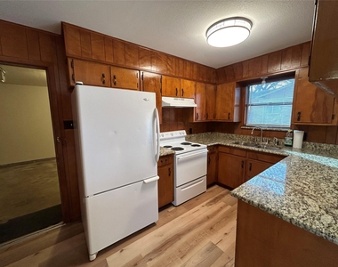 301 Walnut Avenue - Photo Thumbnail 3