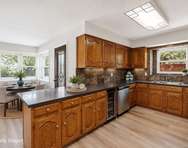 2625 Ramblewood Drive - Photo Thumbnail 4