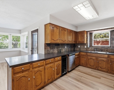 2625 Ramblewood Drive - Photo Thumbnail 16