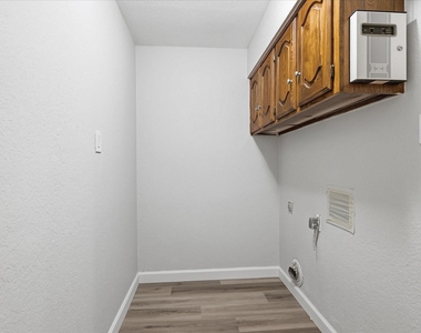 2625 Ramblewood Drive - Photo Thumbnail 31