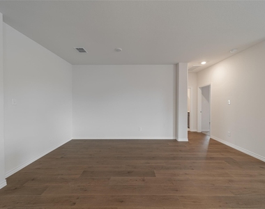 2044 Hearn Drive - Photo Thumbnail 6