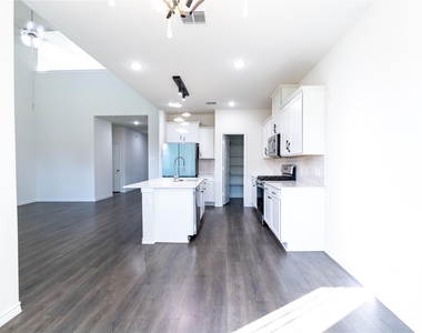 13412 Dos Aguas Drive - Photo Thumbnail 3