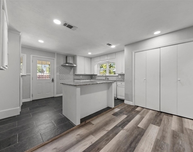 4529 Sanger Avenue - Photo Thumbnail 4