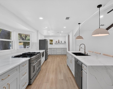 1513 Carriage Lane - Photo Thumbnail 7