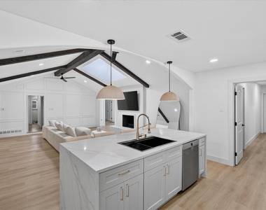 1513 Carriage Lane - Photo Thumbnail 4