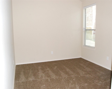 371 Orbit Drive - Photo Thumbnail 7
