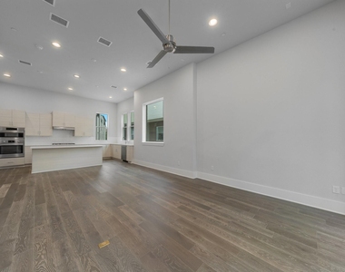 381 E Greenbriar Lane - Photo Thumbnail 9