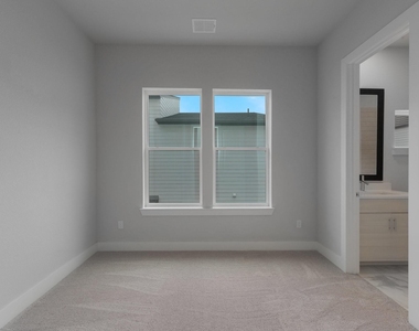 381 E Greenbriar Lane - Photo Thumbnail 14