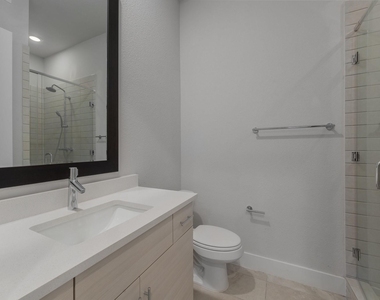 381 E Greenbriar Lane - Photo Thumbnail 4
