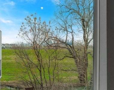 381 E Greenbriar Lane - Photo Thumbnail 18