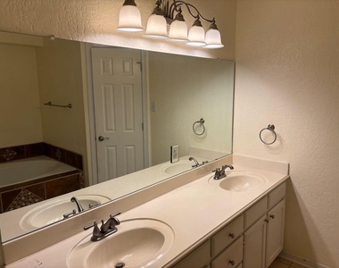 8109 Fox Chase Drive - Photo Thumbnail 11