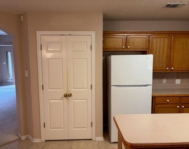 8109 Fox Chase Drive - Photo Thumbnail 2