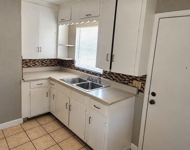 914 Harlandale Avenue - Photo Thumbnail 11