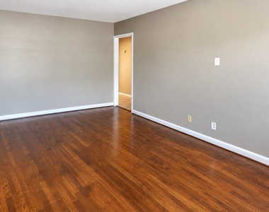 914 Harlandale Avenue - Photo Thumbnail 3