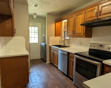 3409 Jewel Street - Photo Thumbnail 6