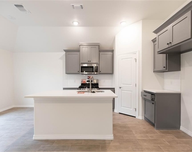 9228 Nw 86th Street - Photo Thumbnail 3