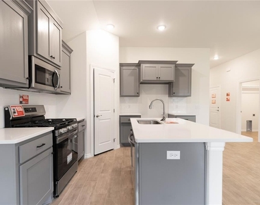 9228 Nw 86th Street - Photo Thumbnail 2