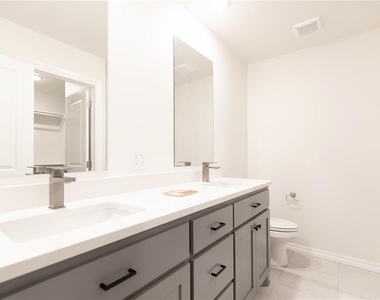 9228 Nw 86th Street - Photo Thumbnail 5