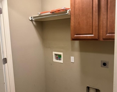 3804 Matthew Drive - Photo Thumbnail 14