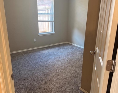 3804 Matthew Drive - Photo Thumbnail 7