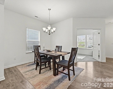5125 Arbordale Way - Photo Thumbnail 2