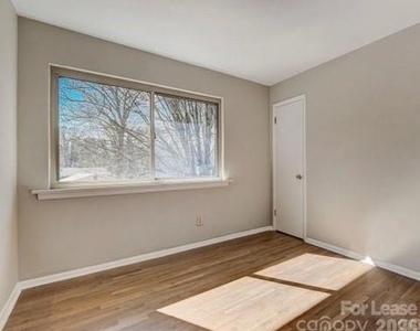 5707 Snow White Lane - Photo Thumbnail 10
