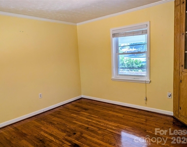 542 Elmwood Road - Photo Thumbnail 8