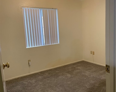 1424 Lynwood Way - Photo Thumbnail 9