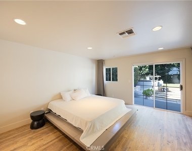 11049 Blix Street - Photo Thumbnail 18