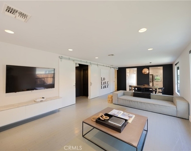 11049 Blix Street - Photo Thumbnail 7