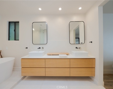 11049 Blix Street - Photo Thumbnail 21
