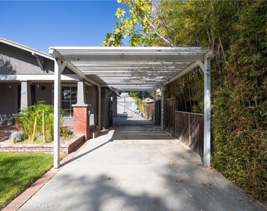 11049 Blix Street - Photo Thumbnail 3