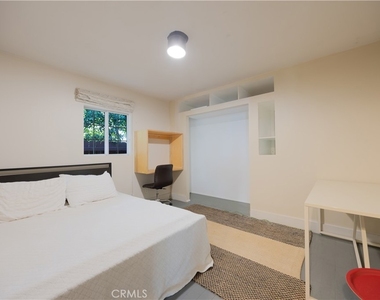 11049 Blix Street - Photo Thumbnail 24