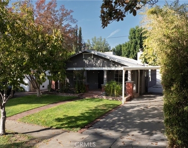 11049 Blix Street - Photo Thumbnail 2