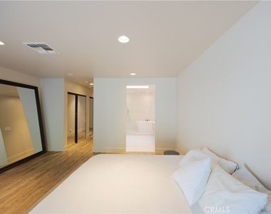 11049 Blix Street - Photo Thumbnail 19