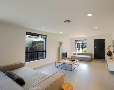 11049 Blix Street - Photo Thumbnail 12