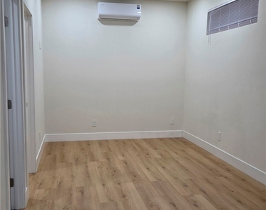 5646 Andasol Avenue - Photo Thumbnail 10