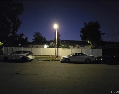 5646 Andasol Avenue - Photo Thumbnail 16