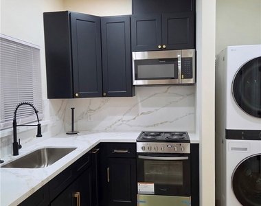 5646 Andasol Avenue - Photo Thumbnail 8
