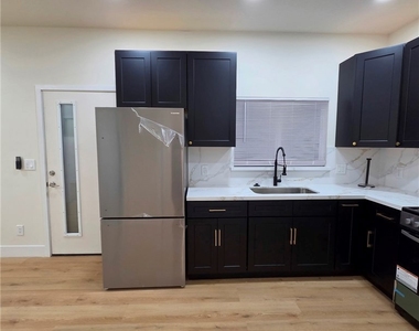 5646 Andasol Avenue - Photo Thumbnail 9