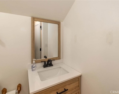 333 Downey Drive - Photo Thumbnail 15