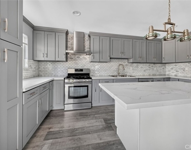 1175 N Alexandria Avenue - Photo Thumbnail 4